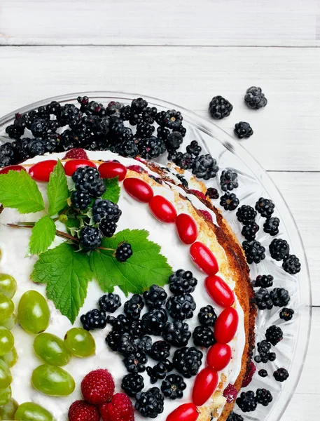 Κέικ με whith, φρούτα (σταφυλιών) και μούρα (βατόμουρο και μαύρο — Φωτογραφία Αρχείου