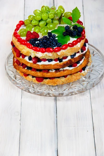 Gâteau nu à la crème, décoré de framboises, mûres , — Photo