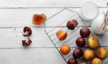 Biten muffins çikolata ve ızgara üzerinde basit mini muffins ile . Ücretsiz sapce.top görünümü