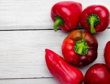 ahşap bir arka plan üzerinde mini renkli tatlı biber.üst görünümü