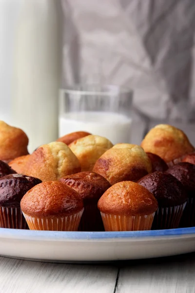 Chocolate e mini muffins simples com na placa azul branca. Livre — Fotografia de Stock
