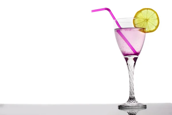 Cóctel de martini magenta en vaso con fondo blanco limón y túbulo —  Fotos de Stock