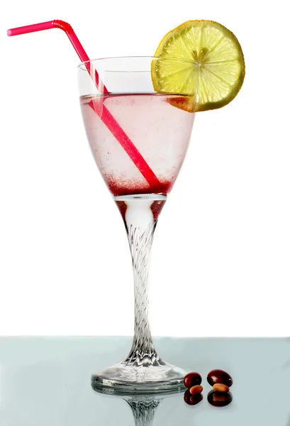 Cóctel de bayas rosadas en vaso con limón y túbulo sobre fondo blanco.close —  Fotos de Stock