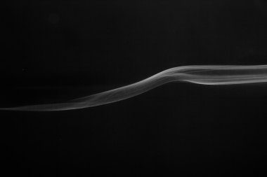 Kumul siyah bir arka plan üzerinde duman gibi soyut resim