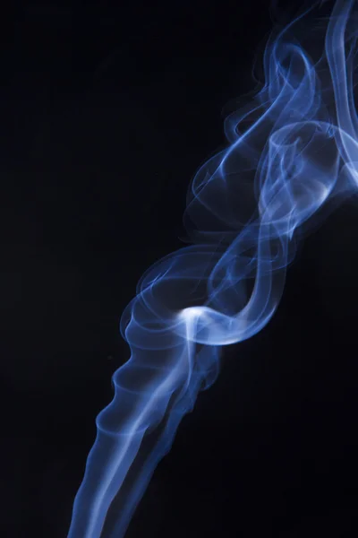黒の背景に煙の抽象的な青図 — ストック写真