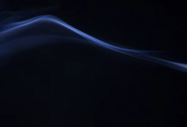 Die abstrakte blaue Figur wie der Berg des Rauchs auf schwarzem Hintergrund — Stockfoto