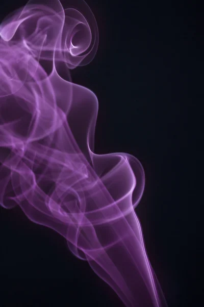 黒の背景に煙の抽象的なマゼンタ図 — ストック写真