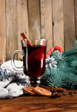Sıcak mulled şarap türleri, kurutulmuş limon ve cinamon yapışır. Kış gloves.wooden arka plan