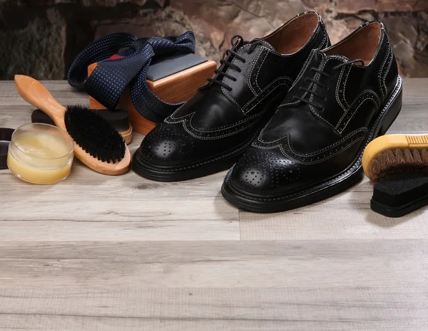Уход за обувью и аксессуары для мужчин с бесплатным местом — стоковое фото