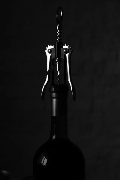 Garrafa de vinho fundo escuro — Fotografia de Stock