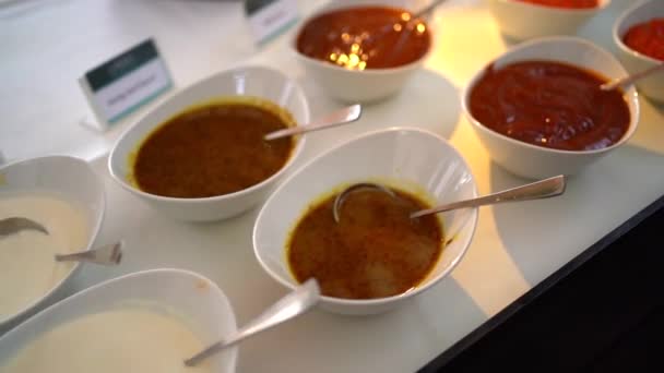 Sugo Bechamel Ketchup Peperoncino Tavola Assortimento Salse Sul Tavolo Festivo — Video Stock