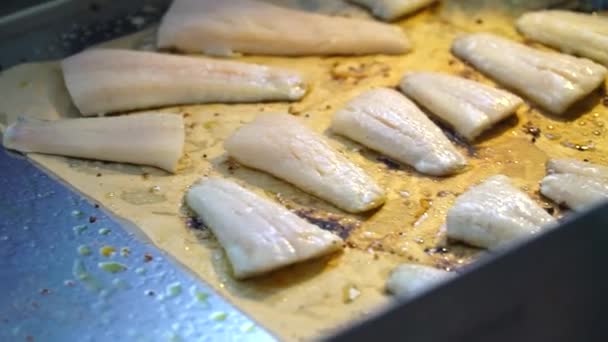 Visfilet Wordt Gebakken Een Pan Zeevruchten Salomo Voorbereiding Visstukjes Met — Stockvideo