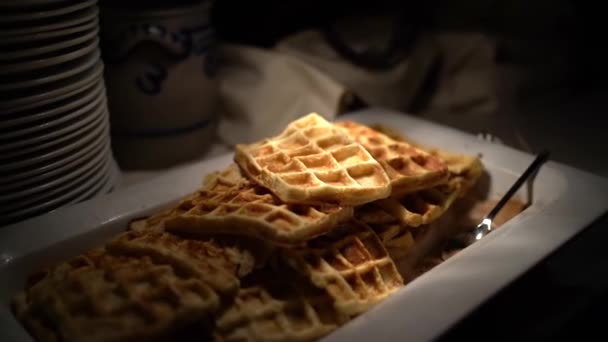 Cocinero Pone Gofres Suizos Plato — Vídeos de Stock