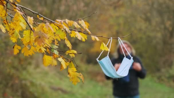 Een Toerist Zet Een Beschermend Masker Het Bos Het Leven — Stockvideo