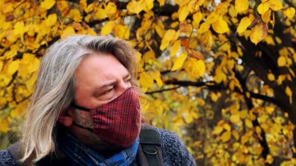 Man Tar Bort Medicinsk Mask Från Ansiktet Skogen Och Tar — Stockvideo