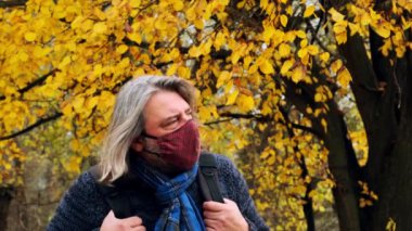 Tıbbi bir salgında uzun saçlı sakallı bir adamın portresi..