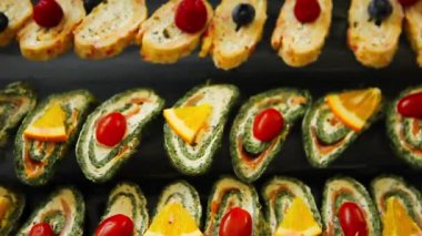 Ispanak ve somonlu muska ruloları. Bir tabak Japon mutfağı. Chuka salatalı suşi, somon balığı. Omlet için nefis bir tarif. Karidesli suşi, avokado, peynir, omlet. Yemek böğürtlen ve meyvelerle süslenmiş..