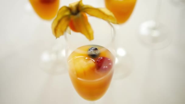 Fruktgul Cocktail Med Physalis Hallon Blåbär Och Ananas Fruktjuice Med — Stockvideo