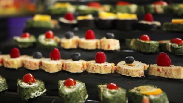 Amlet Gulungan Dengan Bayam Dan Salmon Hidangan Jepang Sushi Gulung — Stok Video