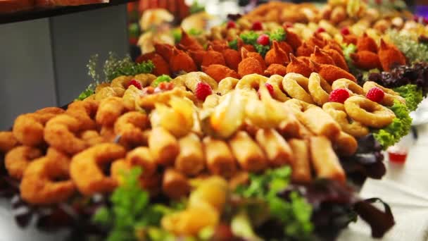 버터플라이 초원이 맛있는 타파에 피타이저를 오징어 반죽에 반죽에 해산물의 아름다운 — 비디오