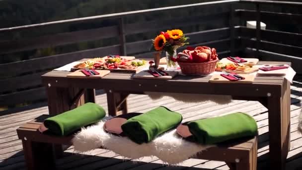 Terraza Abierta Con Almuerzo Las Montañas Nesselwang Alemania Ramo Flores — Vídeo de stock