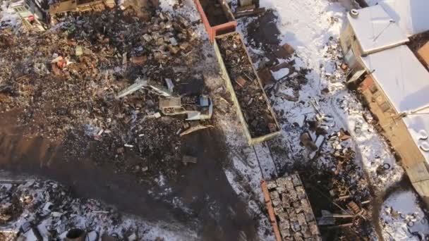 Fotografia Aérea Despejo Sucata Metal Guindaste Descarrega Carrega Sucata Metal — Vídeo de Stock