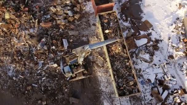 Hurda Metal Döküntüsünün Hava Fotoğrafçılığı Vinç Boşaltımı Hurda Metali Tren — Stok video