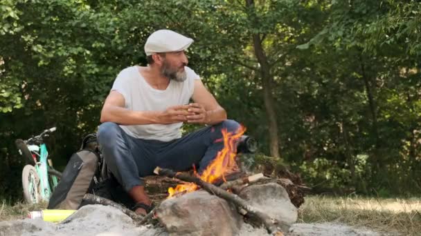 Voyageur Masculin Boit Thé Café Dans Une Tasse Thermos Randonnée — Video