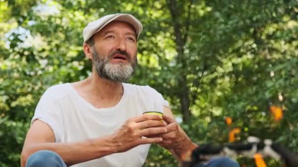 戴帽子 留着胡子的男人在户外喝热咖啡 健康的生活方式 — 图库视频影像