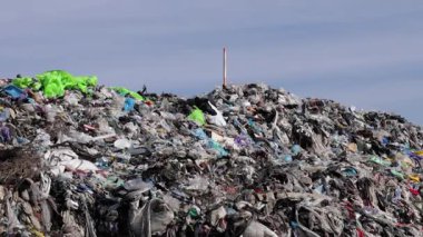 Yerli çevre ve ekolojiyi etkileyen muazzam miktarda çöp, plastik ve atık içeren bir çöp sahasının keşfi