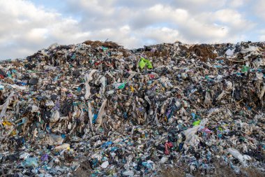 Büyük bir atık alanı çöplerle dolup taşıyor, atıkların neden olduğu kirliliğin boyutunu gösteriyor..