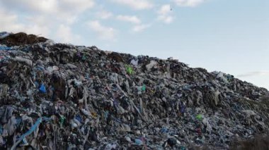 Büyük bir çöp sahası, başta plastik atık olmak üzere dağları ortaya çıkarıyor, kirliliği ve çevre üzerindeki etkisini vurguluyor