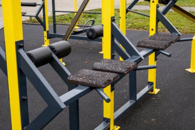 Spor tezgahları parktaki bir spor salonuna kurulur. Gün boyunca egzersiz yapmaya hazırdırlar..