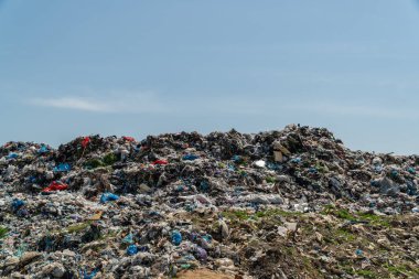 Çöp yığınlarıyla dolu uçsuz bucaksız bir arazi atık yönetimi krizini ve ekolojik dengeyi tehdit eden.