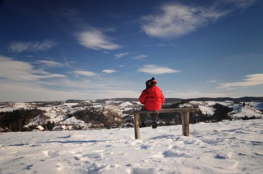 Yalnız çocuk dağlarda