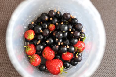 Bir uçan daire üzerinde çilek