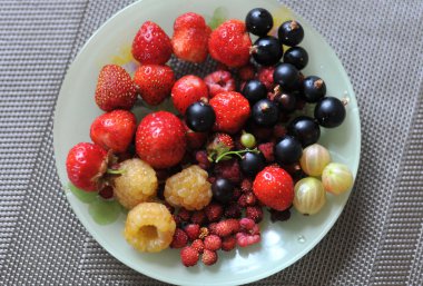 Bir uçan daire üzerinde çilek