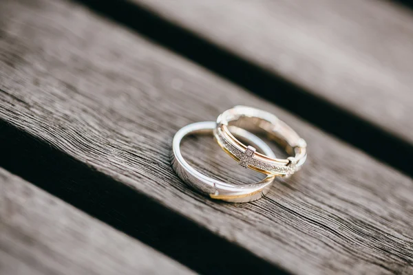 Anillos de boda de oro — Foto de Stock