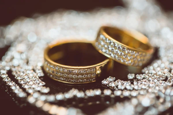 Anillos de boda de oro — Foto de Stock