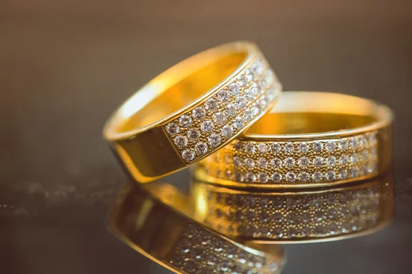 Anillos de boda de oro — Foto de Stock