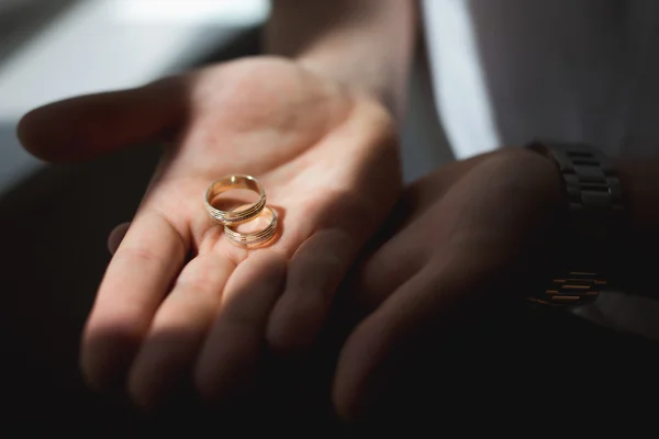 Anillos de boda de oro — Foto de Stock