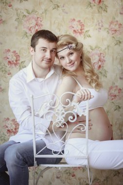 Güzel hamile sarışın kadın kocası ile