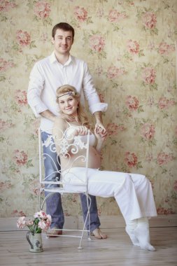 Güzel hamile sarışın kadın kocası ile