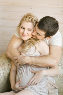 Güzel hamile sarışın kadın kocası ile