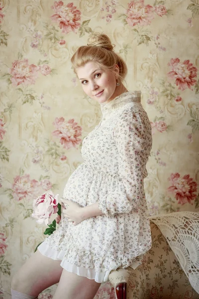 Vackra gravid blond kvinna i ett ljust rum — Stockfoto