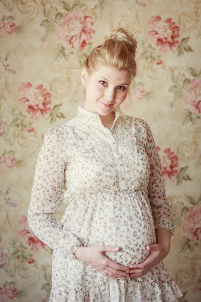 Hermosa mujer rubia embarazada en una habitación luminosa — Foto de Stock