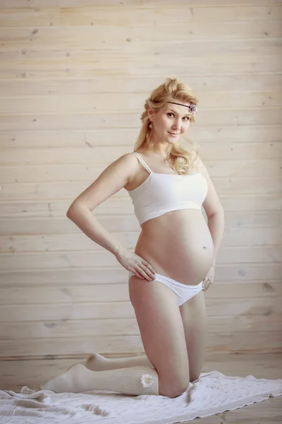 Wanita pirang hamil yang cantik di kamar yang cerah — Stok Foto