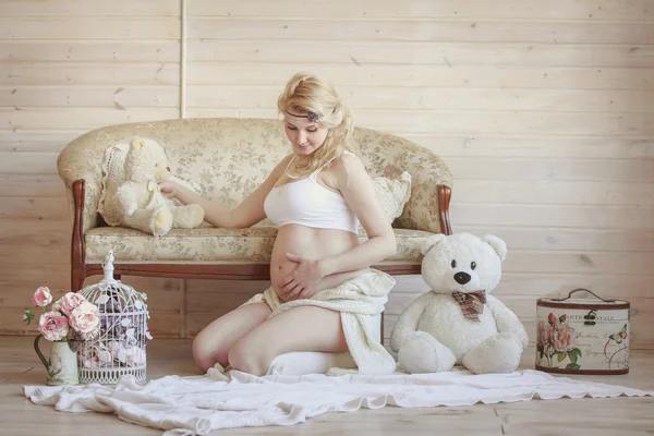 Vackra gravid blond kvinna i ett ljust rum — Stockfoto