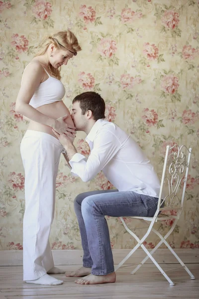 Красивая беременная блондинка с мужем — стоковое фото