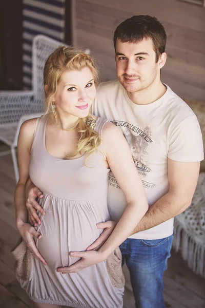 Красивая беременная блондинка с мужем — стоковое фото